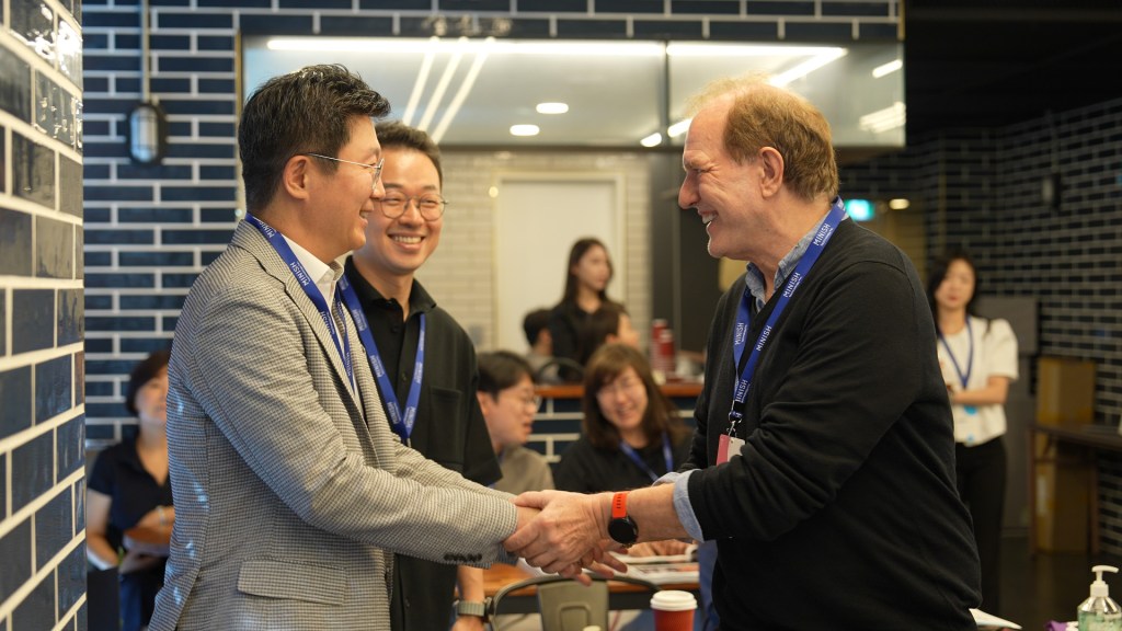 강정호 미니쉬테크놀로지 대표와 첫 외국인 수료생인 프레드릭 아벨 박사가 인사를 나누고 있다.